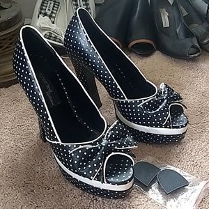 Pinup style platform heels